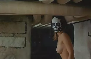 XXX Fag లో మెట్ల వరుస తో ఒక అమ్మాయి తన తల