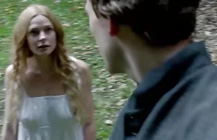 XXX అందమైన బ్లాండ్ rubs her Clit న నిర్వహించడానికి సోఫా