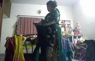 XXX సన్నని స్త్రీ యొక్క పీటర్ ప్రదర్శించాడు ఉత్తేజపరిచే కాళ్ళు