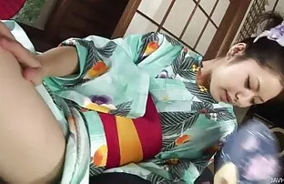 XXX భర్త స్నేహితులను ఆహ్వానించండి ఫక్ తన పలుచన భార్య మరియు వీర్య ధ్రవమ్ వచేంతవరకు