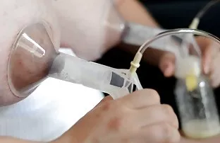 XXX పరిపక్వ యువ వ్యక్తి Fucks కెమెరా