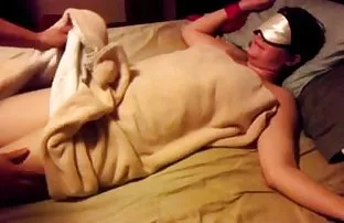 XXX బ్యూటీ కష్టం బిగువైన పూకు నలుపు బొమ్మ నుండి ఒక సెక్స్ షాప్