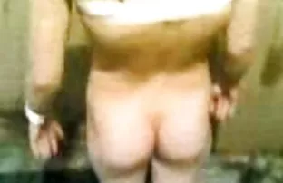 XXX పిరుదులపై నల్లటి జుట్టు గల స్త్రీని గాడిద రక్తం