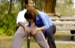 XXX నగ్నంగా అమ్మాయి చూపిస్తుంది, ఒక అగ్ని షో మరియు స్ట్రిప్ పేవ్మెంట్ మీద