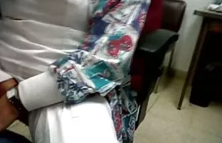 XXX చాలా ఇంద్రియాలకు సంబంధించిన అమ్మాయి sucks మరియు పిండిన ఆమె వేళ్లు గుడ్లు