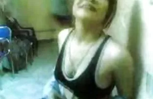 XXX జుట్టుతో వ్యక్తి మీద వచ్చింది. అమ్మాయి యొక్క ముఖం