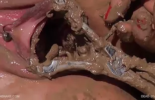 XXX గుంపు దెబ్బతిన్నాయి. పొరుగు srely తిరుగుబోతు మరియు వీర్య ధ్రవమ్ చ ల్ల డమ్ మీద ఛాతీ