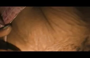 XXX అందమైన అమ్మాయి cums on two Dicks