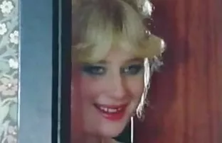 XXX మమ్మీ చేస్తుంది ఒక లోతైన Blowjob స్టిఫెన్