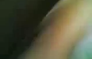 XXX Bootyfull నల్లటి జుట్టు గల స్త్రీని ఒక భంగిమలో క్యాన్సర్