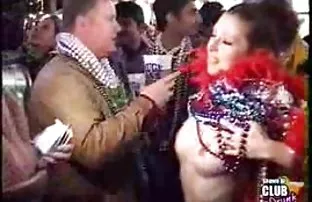 XXX శృంగార సెక్స్ ఒక యువ జంట క్యాండిల్లైట్ ద్వారా