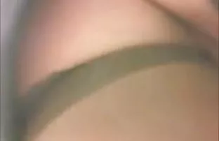 XXX సన్నని, పొడుగైన కాళ్లు ప్రియురాలు మీద కెమెరా పెట్టి, తన రెండు వేళ్లు