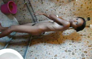 XXX తెచ్చింది కొవ్వు అమ్మాయి ఇంటికి వెళ్ళిపో లో ఒక బబుల్ స్నానం