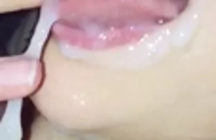 XXX డ్యూడ్ Fucks a young pioneer మరియు విస్తారంగా cums in her mouth