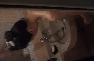 XXX ఒక యువ అమ్మాయి మరియు చిత్రం లో కొట్టుకుపోయిన ఉక్కిరి బిక్కిరి చెయ్యి