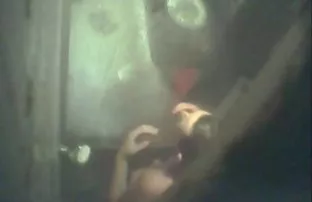 XXX అందమైన చిక్ అమ్మాయి జుట్టు పట్టుకుని ఉన్నప్పుడు నోటి తో స్వాలోస్ తర్వాత ఫక్