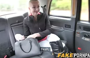 XXX వక్రీకరించిన ప్రియురాలు గెట్స్ గాడిద