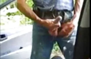 XXX లోకి వెళుతున్న స్నానం peed కింద తన అడుగుల కడగడం మరియు షవర్ బయటకు