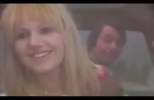 XXX బ్రాందీ తాగడం ఉంచండి. పని మనిషి తెలుపు మేజోళ్ళు వంటగది లో