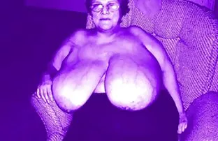 XXX Faker తో జుట్టుతో గుడ్లు లాగి ఆమె స్నేహితురాలు మేజోళ్ళు