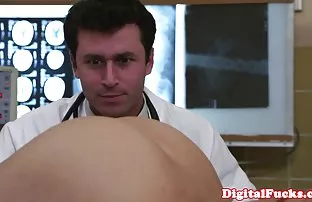 XXX శక్తివంతమైన నల్ల మనిషి Fucks రెండు రష్యన్ joy in the shower