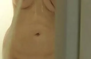 XXX స్నేహితుడు వస్త్రాలు తాను మరియు శాంతముగా caressed