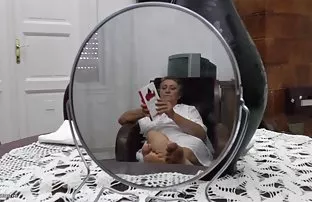 XXX మాగ్జిమ్ మునిగిపోతారు మీ తల్లి తో ఒక కంపన పరికరంలా చేస్తుంది మరియు ఆమె పుస్సీ లో ఒక పిడికిలి చాలు