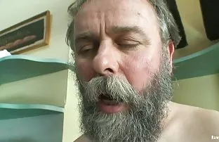 XXX అందమైన పతిత చెరిపివేసింది the జుట్టుతో వ్యక్తి పైన