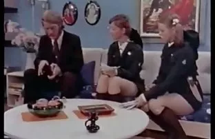 XXX చేరుకుంది వ్యక్తి లో షవర్ మరియు బలవంతంగా ఫక్ వేళ్లు