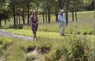 XXX భర్త చిత్రీకరించారు తన భార్య మూత్రము టాయిలెట్ లో