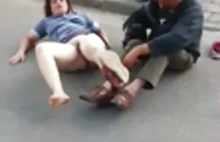 XXX నోటితో మొడ్ఢ చీకడం సమీపంలో కారు