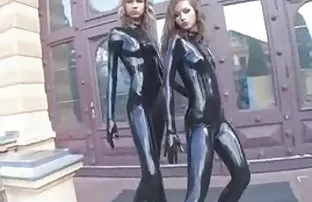 XXX నాలుగు నలుపు ధెంగడమ్ రెండు తెలుపు వోర్స్