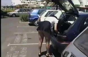 XXX తో ఇబ్బంది పెట్టాడు, ఒక కంపన పరికరంలా మరియు చూపించాడు. ఆమె రంధ్రం ద్వారా మిర్రర్