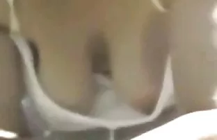 XXX మనిషి తో మార్క్ భుజం మీద బ్లాండ్ తిరుగుబోతు నుండి కాలేదు