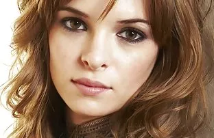 XXX నిమగ్నమై జిమ్నాస్టిక్స్ మరియు డౌన్ కూర్చుని ఒక పురిబెట్టు ఒక వ్యాయామం తర్వాత